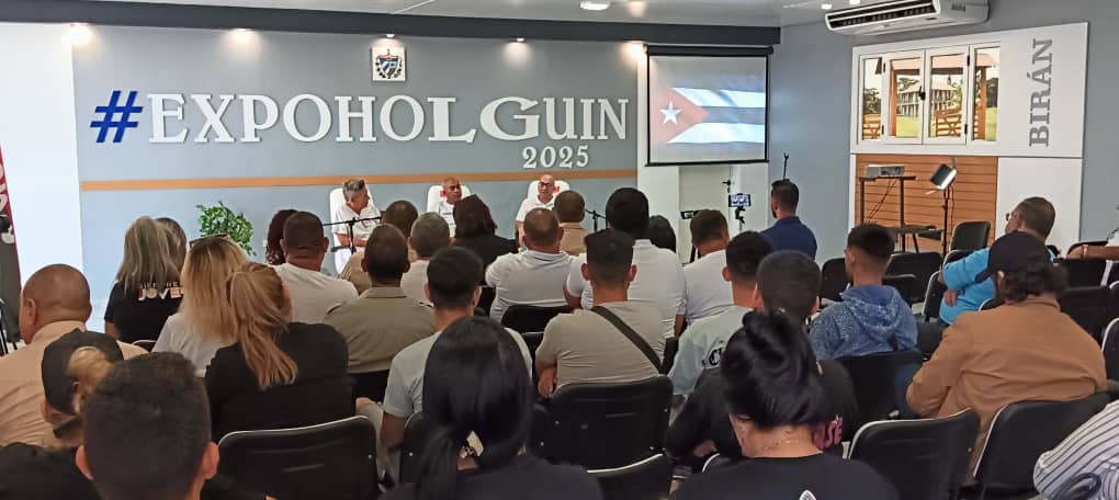 direccionICSHlg's tweet photo. 🌟 ¡El FORO DE VOCES en ExpoHolguín fue un éxito rotundo! Con una sala llena, discutimos la evolución de la comunicación en los medios y su impacto en el mundo empresarial. #ForoDeVoces #HolguínSí https://t.co/7Efyda0ps2