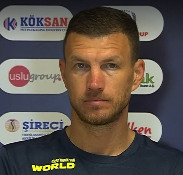 TekYolFener's tweet photo. Edin Dzeko: "Garip bir ofsayt çizgisi vardı. Diğer pozisyonda topu kontrol ettiğimde ittirildim. Penaltı ve kırmızı kart söz konusu. İlk yarı ayağıma basıldı. Rakip için şanssız pozisyondu ama o da net bir penaltıydı. Verilmedi. Garip kararlar verildi. Bunlara rağmen kazandık." https://t.co/tGgrdV3Unc
