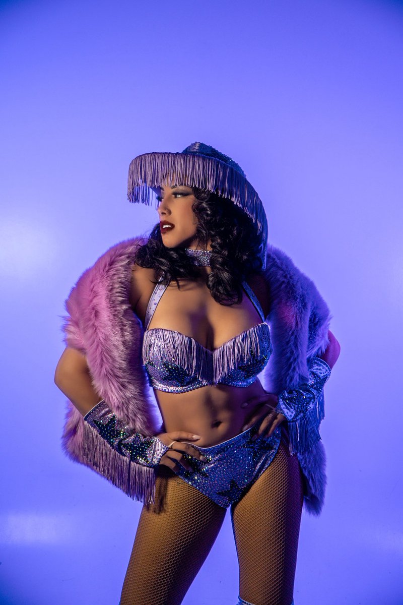 Miss_LeilaGrey's tweet photo. Did you hear the news?
There’s a star on the rise
And she’s entering into the @ringofhonor Women’s Pure Championship tournament 🥰💜
Extremely excited and ready for this opportunity!
Let’s show them why #BaddiesDoItBetter 💋
#GETiTGOTiTGOOD 🫰🏽
📸: @EditorialDani https://t.co/FSTGhplDQN