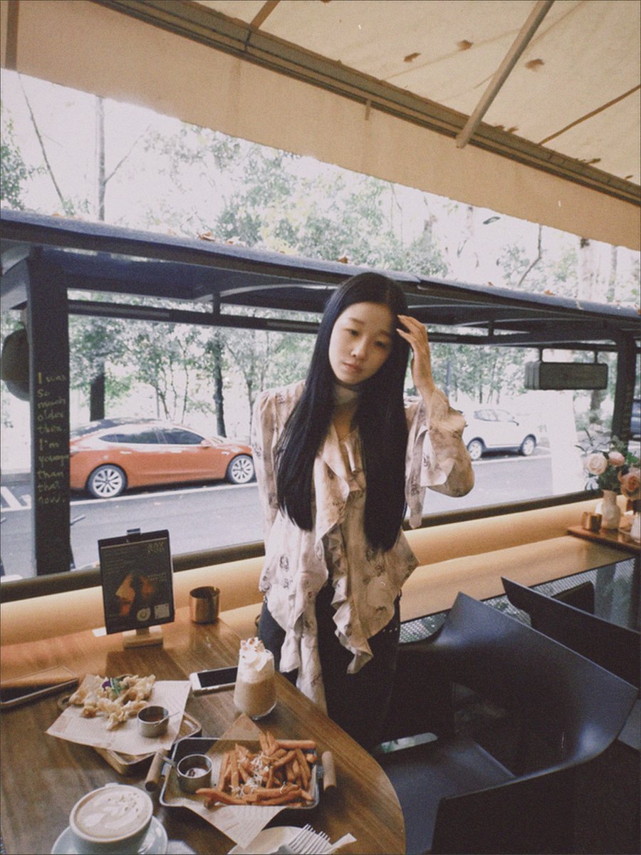 白天的西湖，被我踩在脚下，宁静而美好; 而我，却在夜晚的公寓里，被黑人情人的肉棒践踏着，喘息着。谁知晚上在公寓被他压在墙壁上插的时候，隔壁孩子的钢琴声又停了。我只能和他的节奏同步，咬着被子企图不发出声音，但肉棒在子宫里抽搐的感觉太过强烈，我还是高潮时大声叫出了声，只能祈祷没被听到