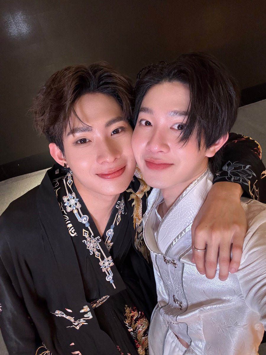 ขอบคุณติวเตอร์และแฟนคลับที่รัก ทั้งในออนไลน์ และที่มาหาวันนี้ด้วยนะครับ 🥰#TutorYimFansigninXian