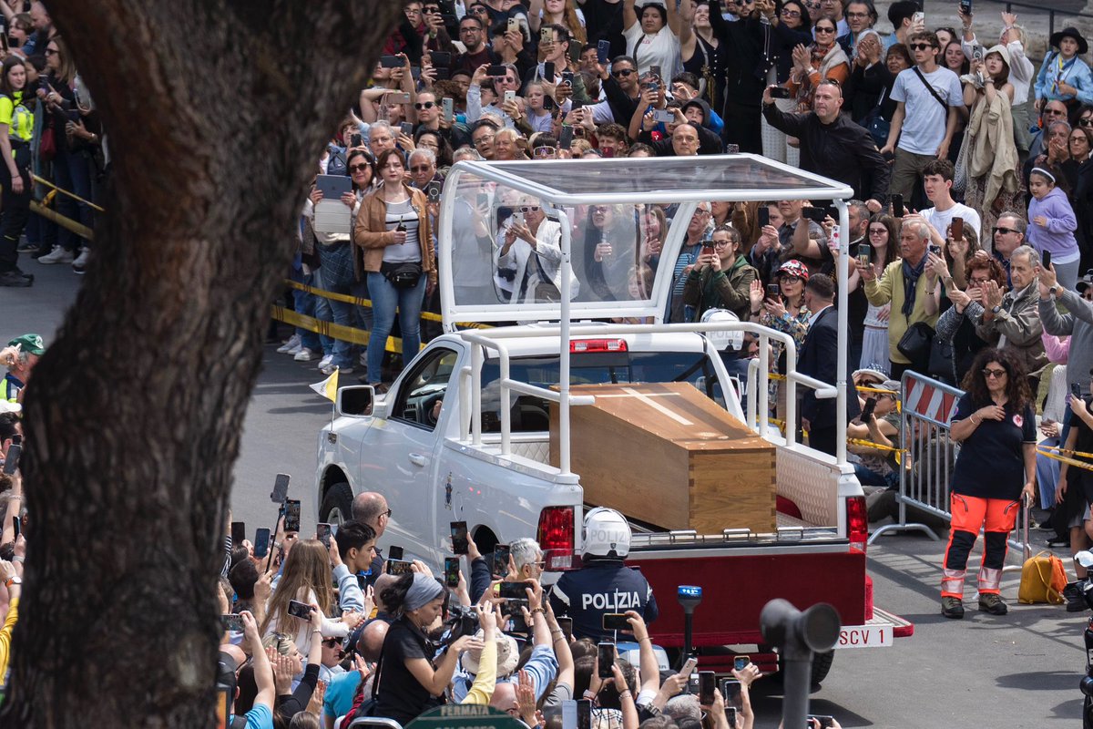 Filippo Grandi (@filippograndi) on Twitter photo In times of ostentatious wealth and arrogant power, Pope Francis was led to his grave on the back of a pick up, met by disabled and homeless people, inmates and refugees.
Thank you for speaking truth to power and reminding us all — once more — what really matters.
<a href="/Pontifex/">Apostolica Sedes Vacans</a> In times of ostentatious wealth and arrogant power, Pope Francis was led to his grave on the back of a pick up, met by disabled and homeless people, inmates and refugees.
Thank you for speaking truth to power and reminding us all — once more — what really matters.
<a href="/Pontifex/">Apostolica Sedes Vacans</a>