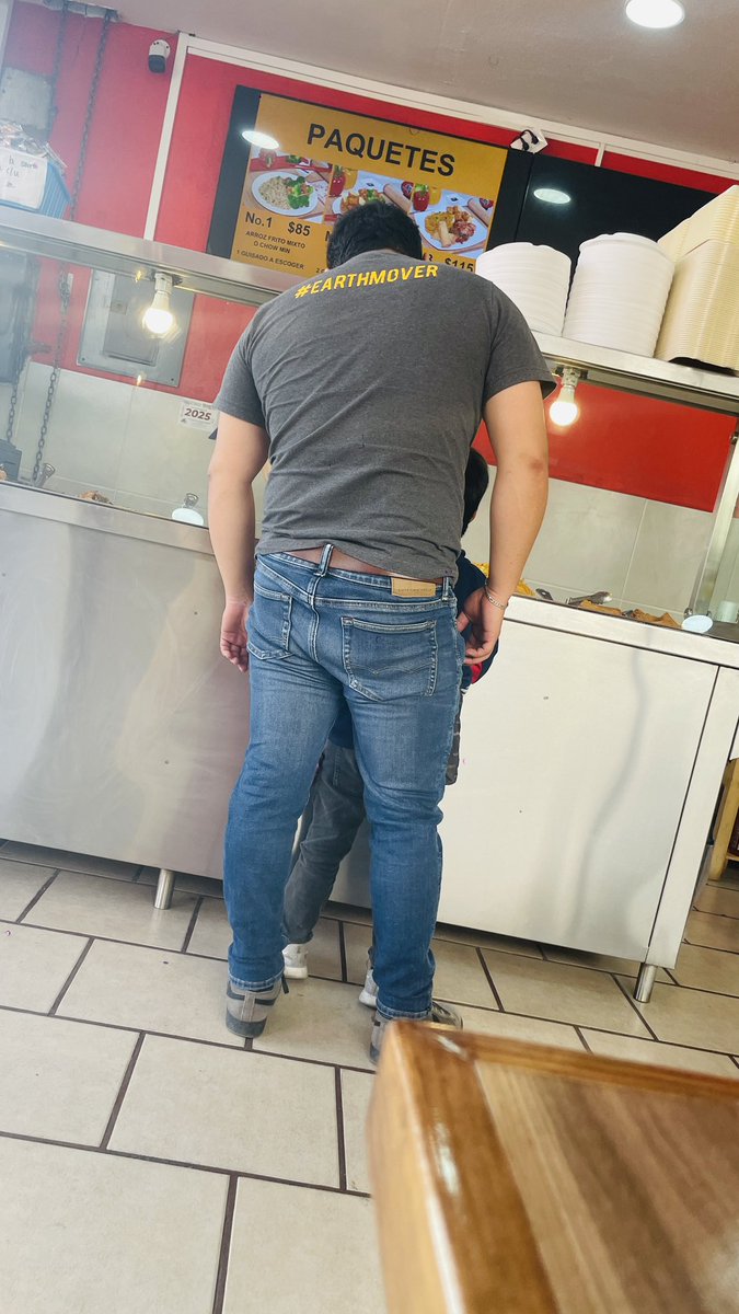 Fani_ee's tweet photo. ¿Por qué lo amo tanto? No habíamos tenido el mejor día, aún así cuando un niño se acercó a vender algo diciendo que era para comer, Alan le pregunta ¿Quieres comer? Le responde que si, inmediatamente se para y le dice que escoja algo, no podrían con la ternura y felicidad… https://t.co/G4jivjD0TM