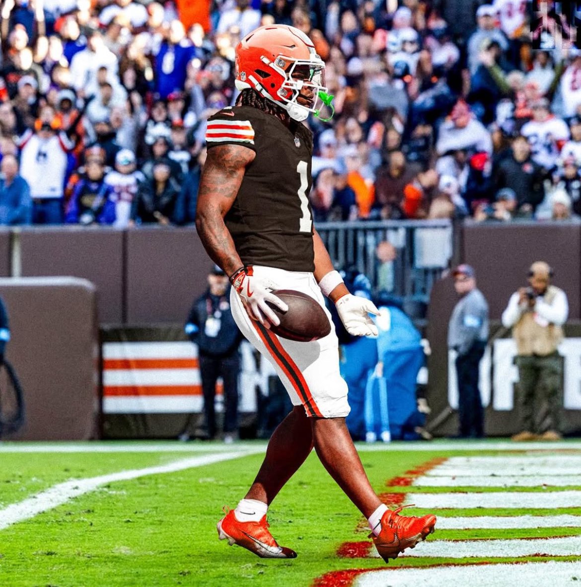 clehqsports's tweet image. QB1: Shedeur Sanders
RB1: Quinshon Judkins
RB2: Dylan Sampson
WR1: Jerry Jeudy
WR2: Cedric Tillman
WR3: Jamari Thrash
TE1: David Njoku
TE2: Harold Fannin Jr
LETS RIDE #DawgPound