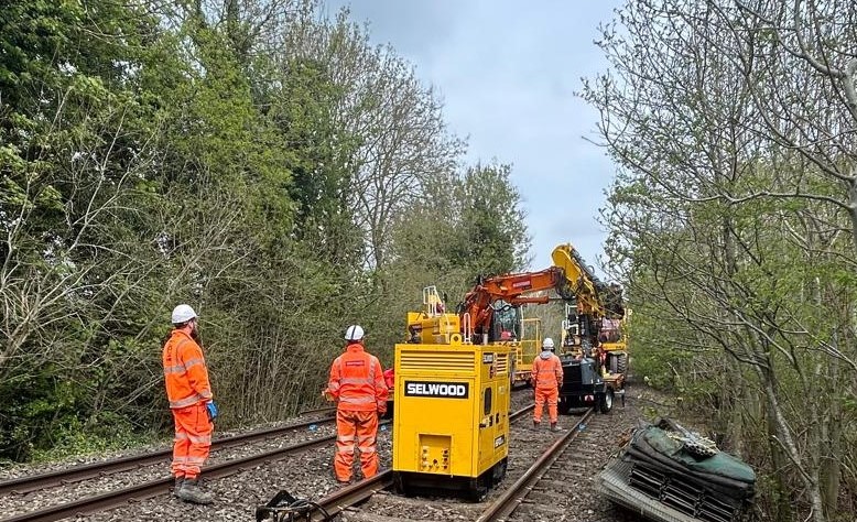 NetworkRailWAL's tweet image. Work continued today on the collapsed culvert disrupting services between #Hereford and #Shrewsbury.

gloo.to/FMkQ

With water diverted and the culvert investigated, we’ll work overnight on excavating the area.
@Tfw #NetworkRail #CivilEngineering #SafetyFirst
