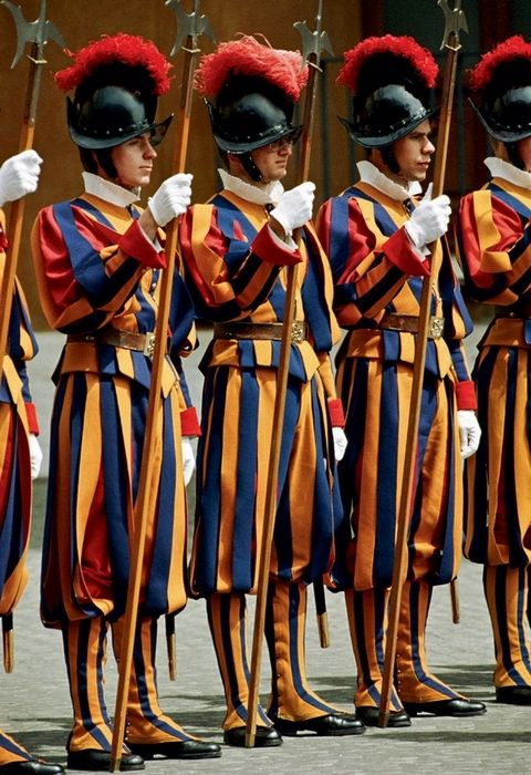 La mayoría de la gente piensa que son solo guardias decorativos con uniformes raros.

¿Pero la verdad?

Son asesinos entrenados que darían una bala por el Papa sin pestañear.

Voy a mostrarte lo que el 99% de la gente no sabe de la Guardia Suiza:🧵