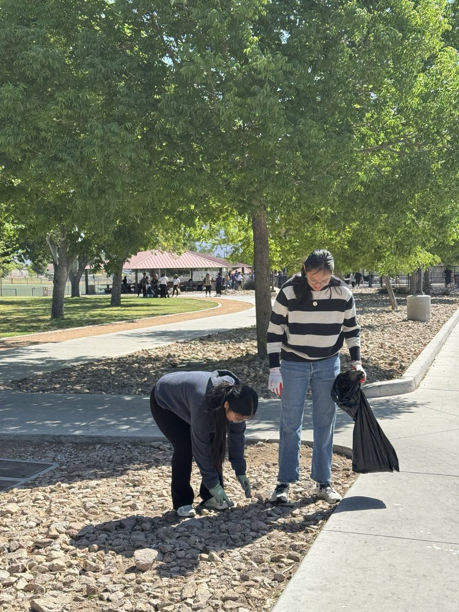 nvdems's tweet photo. It's NV Dems' quarterly #WeekendofService so this morning we joined @YoungDemsNV for a park clean-up at Leavitt &amp; Jaycee Community Park! https://t.co/gvzHOSnKu1
