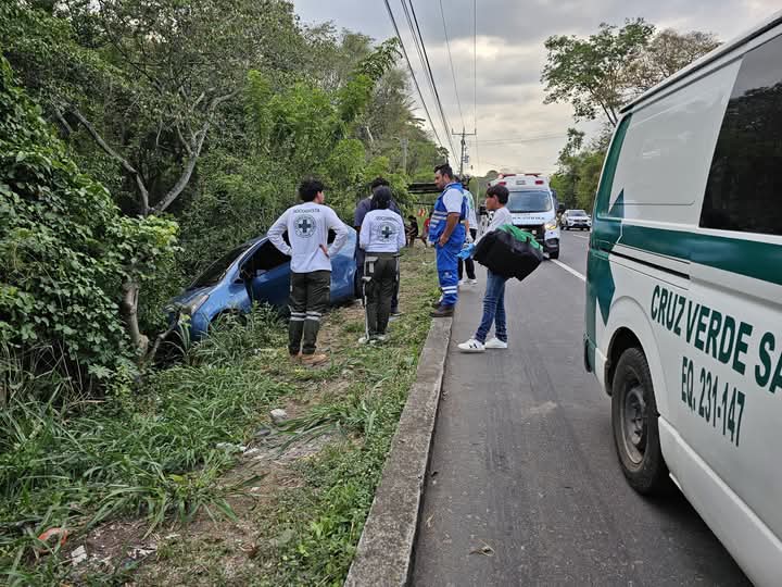 Socorristas de Cruz Verde El Congo reportaron que asistieron una emergencia por un accidente de tránsito en el kilómetro Carretera Panamericana en el sentido de Santa Ana a San Salvador  a la altura de Canton San Jose Las Flores