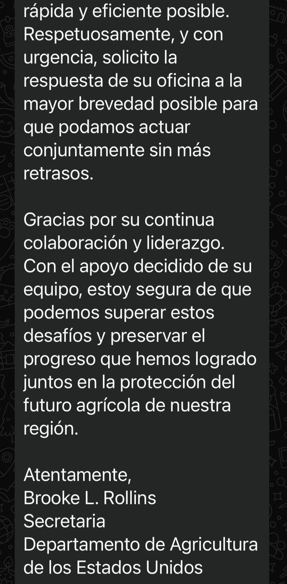 AntonioCaraveo4's tweet photo. En una misiva de la @BrookeLRollins, secretaria de @USDA (Departamento de Agricultura de los Estados Unidos), reprocha al al Gob de la presidenta @Claudiashein de la opacidad en el ecombate al gusano barrenador, sobre todo en el sureste. 
   Ese zape, pega al gobierno de Tabasco. Y la responsable del del sector primario, Sadep,  doctora Luisa Cámara deber dar una explicación. A menos que permita que le toreen el toro al revés.

Departamento de Agricultura de los Estados Unidos
Washington, D.C. 20250
26 de abril de 2025

SU EXCELENCIA JULIO ANTONIO BERDEGUÉ SACRISTÁN
Secretario de Agricultura
Secretaría de Agricultura y Desarrollo Rural
Ciudad de México, México

Estimado Secretario Berdegué:

Le escribo para dar seguimiento a mi carta del 11 de abril de 2025, respecto al Gusano Barrenador del Ganado del Nuevo Mundo (NWS).

Nos encontramos en un punto de inflexión crítico en nuestra campaña conjunta contra esta plaga, y estoy muy preocupada por nuestra colaboración. El brote en el sur de México continúa expandiéndose, y cada día que pasa sin el despliegue completo de las operaciones de la técnica del insecto estéril (SIT) representa una oportunidad perdida para contener esta plaga y evitar su propagación más allá del Istmo de Tehuantepec.

Como usted sabe, este esfuerzo de respuesta de emergencia depende de la disponibilidad y operación continua de flotas aéreas apropiadas. Estas aeronaves —operadas por transportistas contratados por el USDA APHIS, incluyendo Dynamic Aviation— están especialmente equipadas para llevar a cabo la liberación aérea de alta precisión necesaria para suprimir y eliminar la población del NWS. La incapacidad de cualquiera de estos proveedores para operar plenamente compromete la integridad de nuestra estrategia regional.

Las autoridades de aviación en México han impuesto restricciones a Dynamic que parecen inconsistentes con una campaña exitosa y coordinada. En primer lugar, han limitado a Dynamic a volar bajo un permiso temporal de 60 días (emitido mediante un acuerdo con la empresa mexicana Mubarqui), lo cual no brinda la seguridad necesaria de que nuestras actividades actuales puedan mantenerse. Además, han limitado a Dynamic a volar solo 6 días a la semana, cuando el éxito de la operación requiere vuelos consistentes 7 días por semana —incluyendo permisos directos de vuelo, acreditación de pilotos, acceso a instalaciones y control total sobre su logística y operaciones técnicas.

Recientemente también nos informaron que las autoridades aduaneras mexicanas están imponiendo aranceles significativos sobre partes de aviación crítica, equipo de dispersión y envíos de insectos estériles. Esto a pesar de que todos los materiales y operaciones están siendo financiados completamente por el Gobierno de los EE. UU. para apoyar nuestro objetivo común de detener la propagación norteña del NWS y empujar la plaga de regreso hacia la barrera biológica en el Tapón del Darién. No entendemos cómo nuestros esfuerzos oficiales para detener una plaga común pueden estar sujetos a tales derechos aduaneros tan onerosos. Estos retrasos y costos no solo interrumpen las operaciones, sino que también ponen en riesgo el despliegue de aeronaves en el momento en que se necesita una acción rápida.

Le instamos respetuosamente a que tome medidas inmediatas para eliminar estas barreras. Específicamente, solicitamos