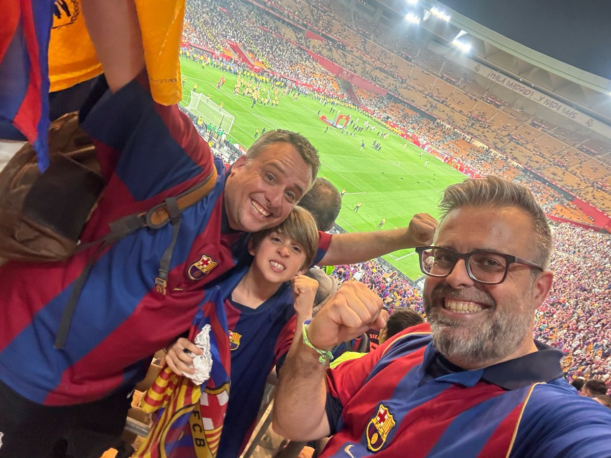 jnomde's tweet image. Em retiro de les finals donant el relleu a Lluiset. Ja no estic per aquests trotes, però no ha estat malament per ser la última. Visca el Barça!