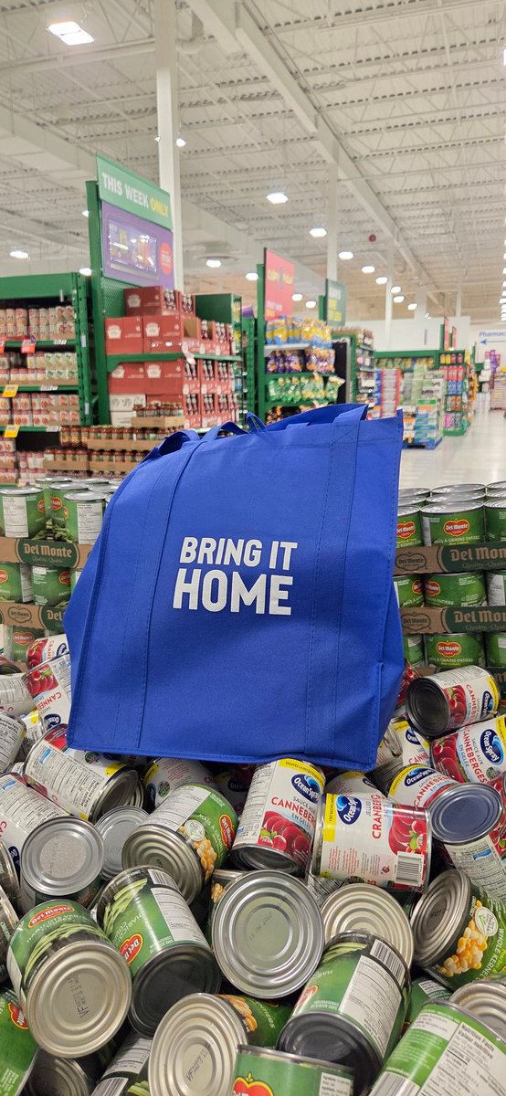 bigpond0's tweet photo. @PierrePoilievre Came to Food basics in Oakville ON and figured i don't have any grocery bags in the car. While I was thinking that I'll have to spend money on bags, found an angel at the door who was giving these away to everyone. Go Conservatives go. You already are saving me $ https://t.co/co4uTAdqoB