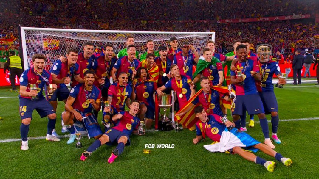 التغريدة ذي نبيها مرجع لكل شخص برشلوني فاته احتفال برشلونة بالكأس 

- صورة
- مقطع
- احتفال اللاعبين والمدرب

كل حاجه شفتوها جميلة بالتايم حطوها هنا.. انطلقوا ❤️