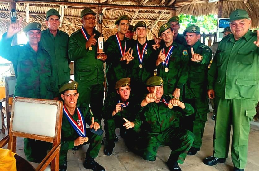 🎖️🏆 ¡HONOR Y GLORIA A NUESTROS FRANCOTIRADORES CAMPEONES! 
El Jefe del Ejército Central recibió al valiente equipo de la Competencia Nacional de Francotiradores. ¡Ejemplo de disciplina y amor a la Patria! 🇨🇺 #CubaVencerá