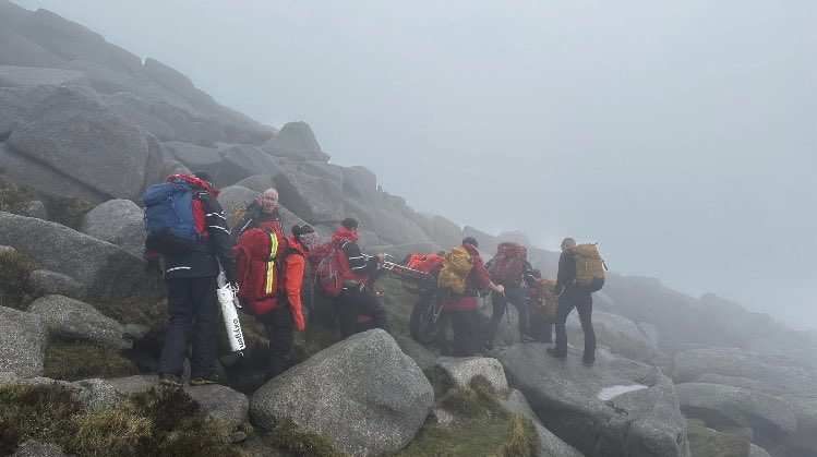 arranMRT's tweet image. ❌CALLOUT❌ 26/4/25
A hill walker with a lower leg injury near the summit of Goatfell.
The injured walker received treatment and was stretchered down to a waiting argo cat and transferred to hospital.
#Volunteers #ScottishMR #arran #isleofarran #stjohnscotland #policescotland