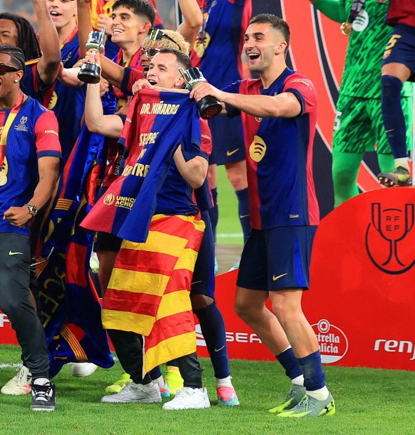 بعد الفوز باللقب، برشلونة يخلد ذكرى دكتورهم الراحل 3