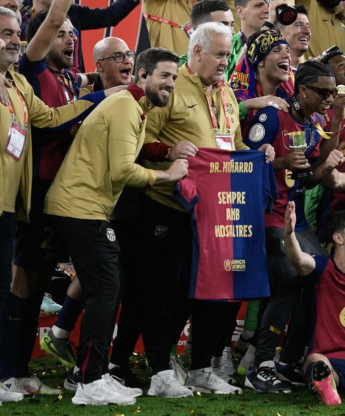 postunited's tweet photo. ❤️ BONITO DETALLE DEL BARÇA

🙏 El Dr. Miñarro, presente en la celebración del título https://t.co/jsWZ5sOFQD