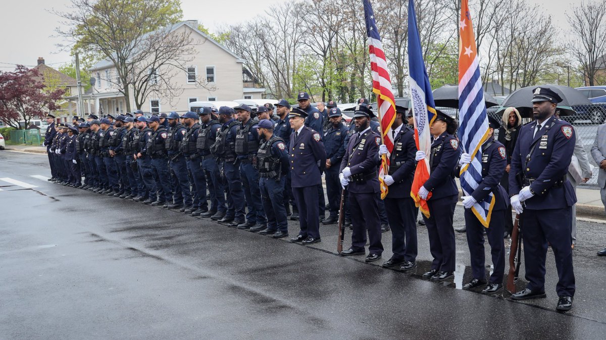 CorrectionNYC's tweet photo. With somber hearts and tears as heavy as the raindrops falling from the sky, members of The Boldest Family and many others bid a final farewell today to retired #CorrectionOfficer Bruce Boyd. Read more at https://t.co/8z9GoBl6kf. #NYCDOCHero https://t.co/wsrlCGpBRf