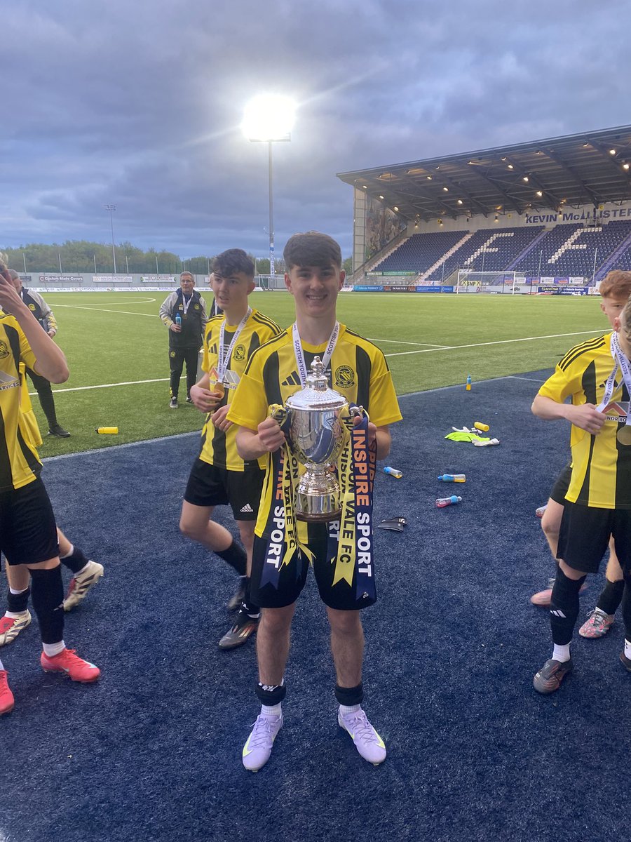 kjw436's tweet photo. My boy won the Scottish tonight 😭🐝🤩

What a match!! So proud of Josh and his team- well deserved 👏 

New boots must’ve worked a treat- A goal and an assist for this guy 👏 🤩

Mon the Hutchie 🐝🥳 https://t.co/XdEMDNkwUl