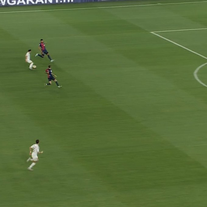 Onedioki's tweet photo. 📌 Real Madrid’de özellikle Mbappe başta olmak üzere kimse Arda Güler’e pas atmak istemiyor gibiydi.
🔁 Top sürekli ısrarla sola döndü.
⚠️ Arda’ya güvenmeyenler El Clásico’yu kaybettirdi mi?
👇 Sizce ne düşünüyorsunuz
#ArdaGüler #ElClasico #BARvRMA https://t.co/GkiWo6BuJ2