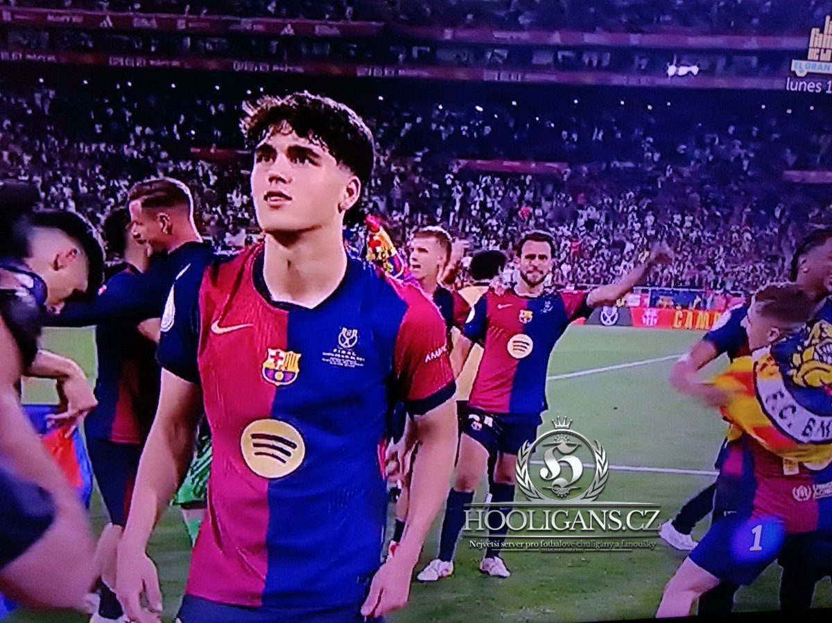 26.04.2025🇪🇸Barcelona - Real Madrid, Fermin the player of fc Barcelona with a Boixos Nois (𝕳ooligans FC Barcelona) flag, click here for more: hooligans.cz/2025/04/26/bar…