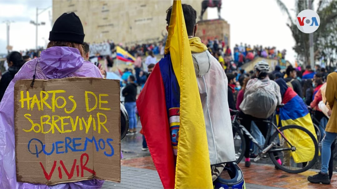 Colombia: País de diálogos y ciclo infinito de promesas y demandas incumplidas.
El gobierno ha instalado 143 mesas de diálogo en dos años, pero organizaciones internacionales señalan que solo el 18% derivó en acciones concretas.
desdeadentroprensa.com/colombia-pa%C3…