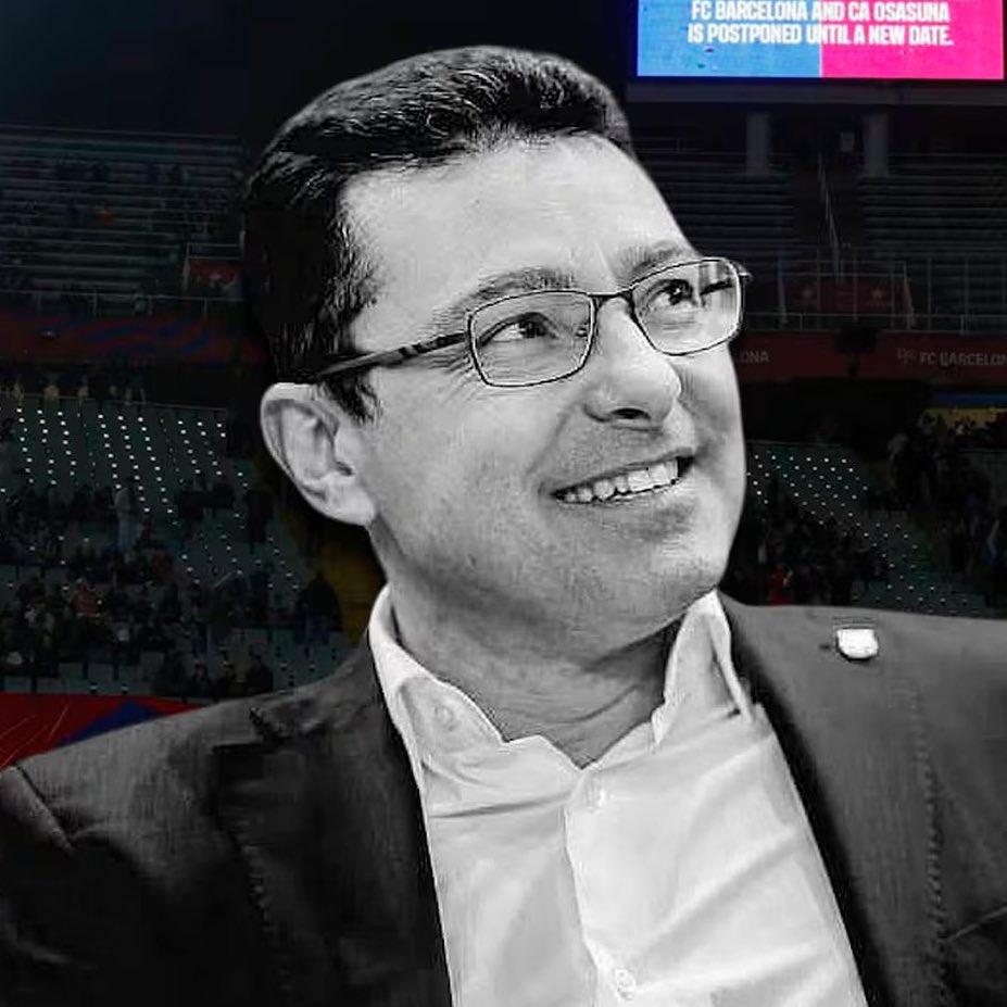 Ferran Torres celebrando la Copa del Rey contra el Real Madrid con una camiseta del Barça con el nombre del doctor Carles Miñarro, fallecido el pasado mes de marzo. Honor a esta plantilla que es una auténtica familia. #FCBarcelona