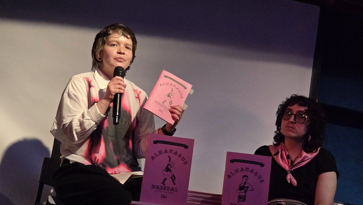 BibloRedBogota's tweet photo. ¡La escritura también se trans-grede! ✍️✨
En 2024, Escuelas LEO de BibloRed acompañó a las Casas LGBTI Diana Navarro y Laura Weinstein en un viaje de palabras, memorias y resistencias.
De este encuentro nace el almanaque Bristal: edición comunitarias que brilla con las voces travestis, transmasculinas, migrantes y no binaries.

La Bristal es un collage que recoge un montón de vidas y experiencias que se van narrando y se van poniendo ahí.