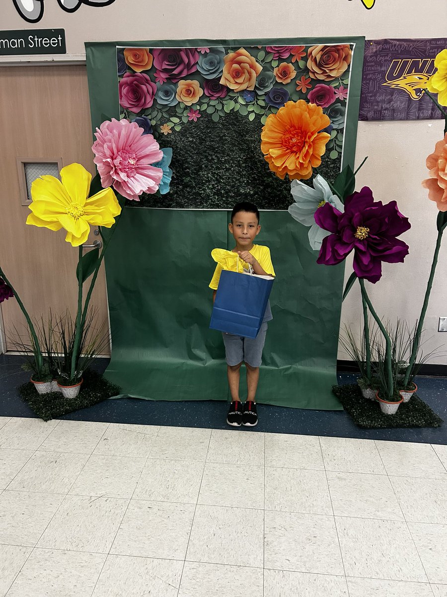 rhondawash_HISD's tweet photo. π A heartfelt thank you to my amazing Rodriguez colleagues! Your unwavering support and willingness to lend a helping hand truly make a difference in ensuring our families have an incredible time. I appreciate each and every one of you! πβ€οΈ #Teamwork #Grateful #RodriguezFamily https://t.co/dsWDuDr0EN