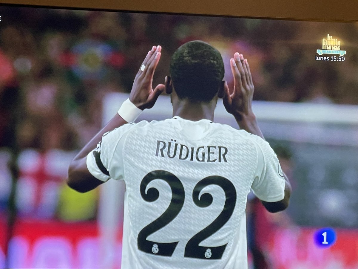 Este energúmeno no debería volver a usar una camiseta de fútbol! 😡😡😡 #LaCopaRTVE