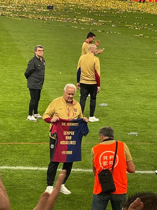 بعد الفوز باللقب، برشلونة يخلد ذكرى دكتورهم الراحل 2