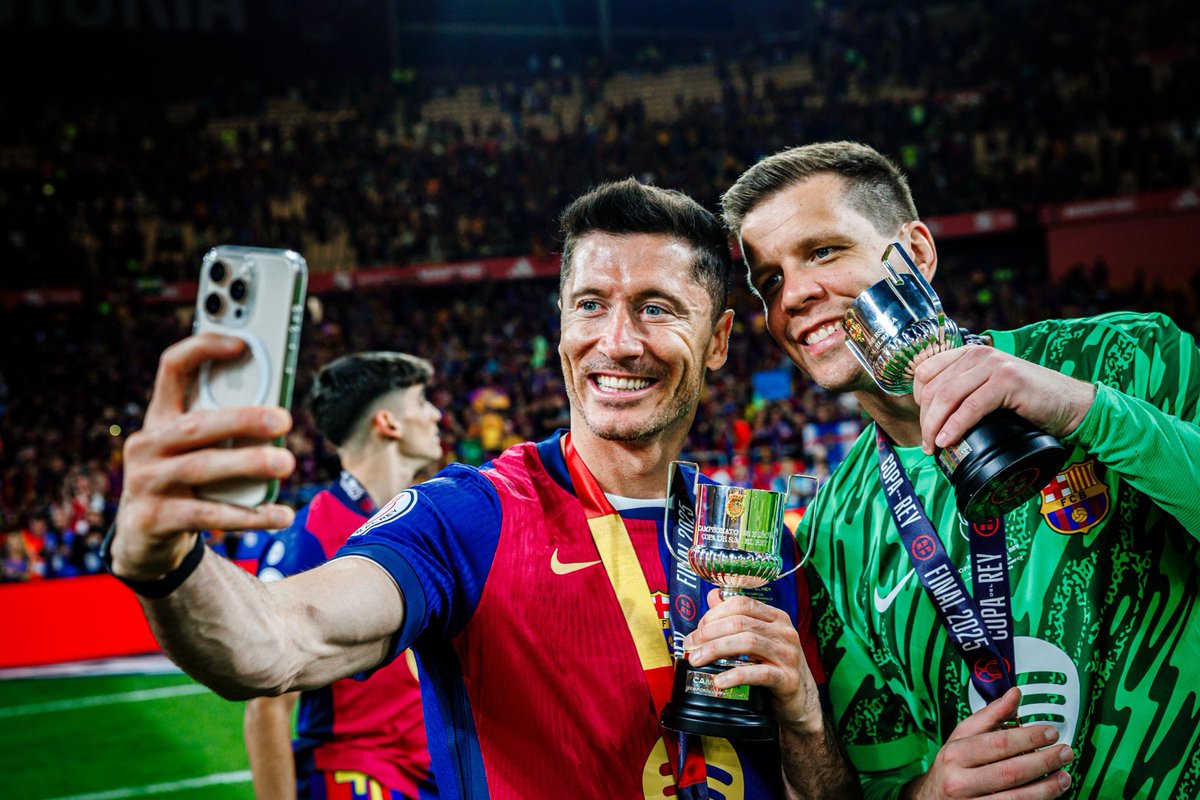 _BarcaInfo's tweet photo. 🇵🇱 ROBERT LEWANDOWSKI I WOJCIECH SZCZĘSNY PO ZDOBYCIU PUCHARU KRÓLA! 💙❤️

📸 @rfef https://t.co/M9SECl8aQh