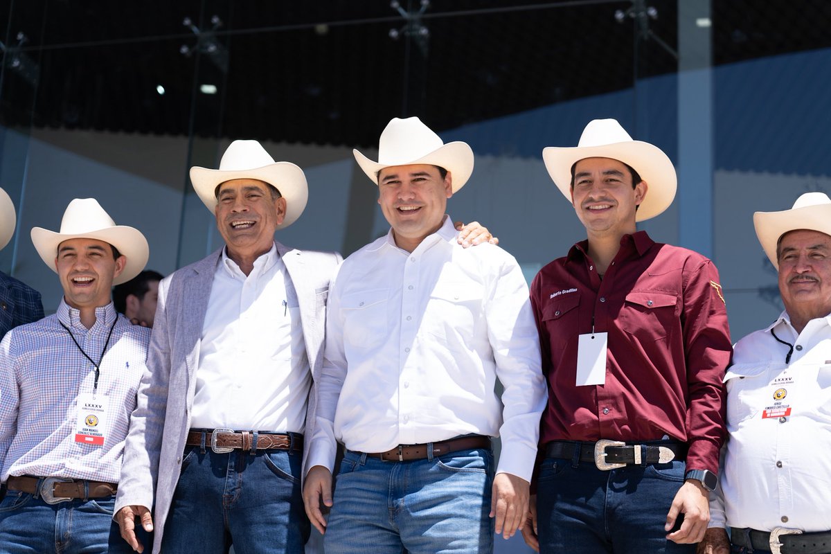 AdolfoSalazar_'s tweet photo. La ganadería es orgullo de Sonora y motor de su desarrollo.

En nombre del Gobernador @AlfonsoDurazo, felicité y reconocí a @juanochoav por su liderazgo al frente de este gran gremio, guiando con compromiso y visión a las y los ganaderos sonorenses.

Reafirmamos nuestro respaldo para seguir enfrentando juntos los retos del presente y construir un futuro sostenible para Sonora.