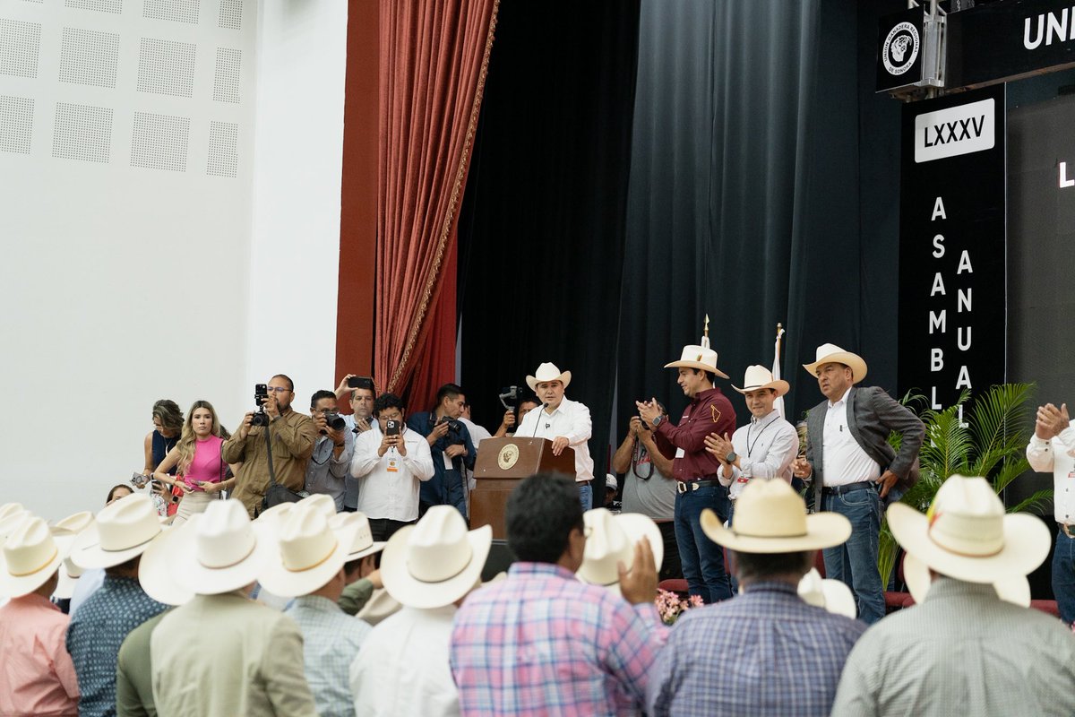 AdolfoSalazar_'s tweet photo. La ganadería es orgullo de Sonora y motor de su desarrollo.

En nombre del Gobernador @AlfonsoDurazo, felicité y reconocí a @juanochoav por su liderazgo al frente de este gran gremio, guiando con compromiso y visión a las y los ganaderos sonorenses.

Reafirmamos nuestro respaldo para seguir enfrentando juntos los retos del presente y construir un futuro sostenible para Sonora.