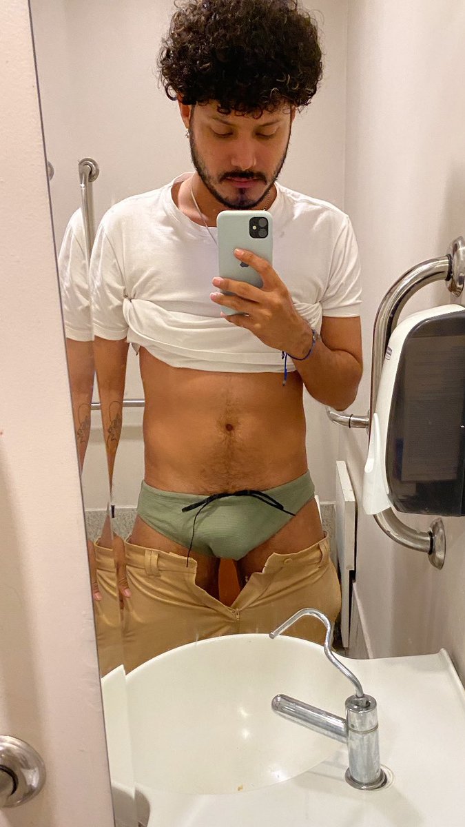 Natália fez eu vir trabalhar de sunga e nem vamos mais pra piscina 🥲