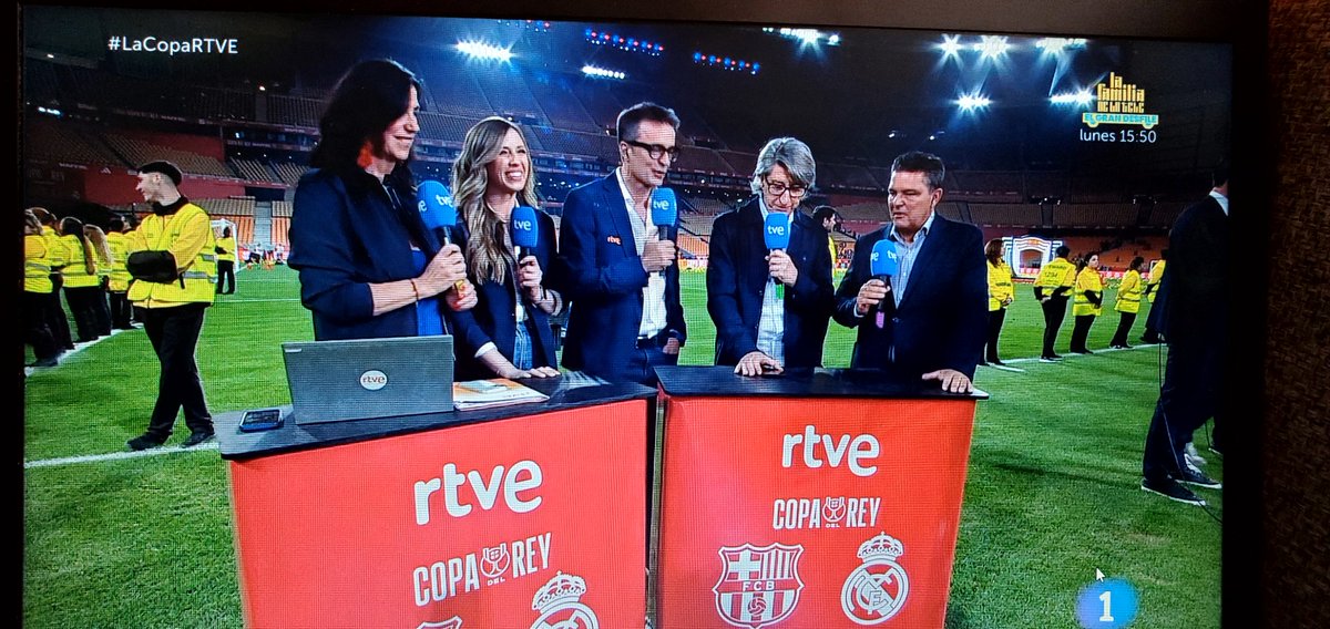 eduardoivan's tweet photo. ¿De donde diablos sacaron a la fémina de la izquierda, @rtve? 🤣 https://t.co/G520YjFia4