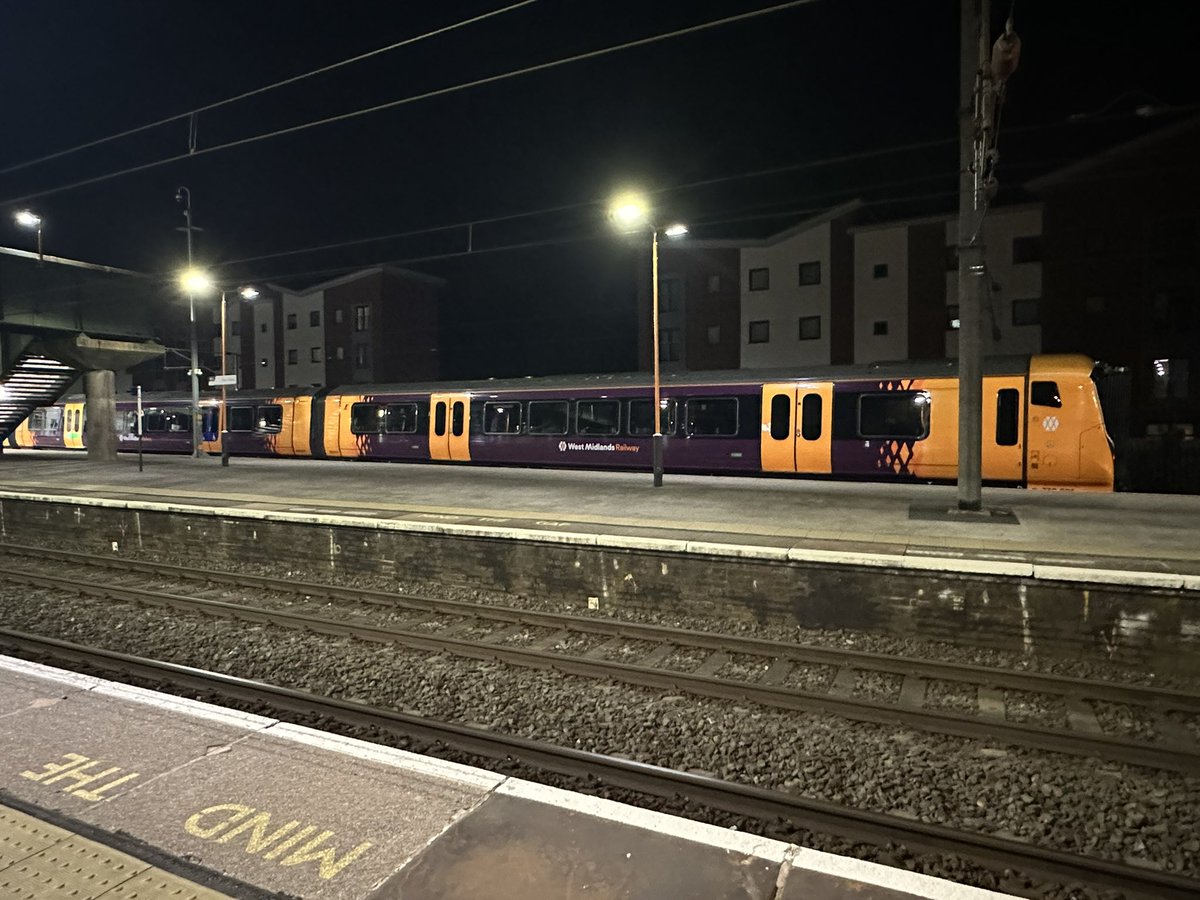 shellienic's tweet image. And that’s a wrap on today &amp;amp; my working week. A pair of #Class730 (730001 &amp;amp; 036) now stabled at #FourOaks for the night. 
I’m homeward bound in a taxi, I have tomorrow off &amp;amp; back on Monday morning. Have a lovely weekend folks. #DayInTheLife #TrainDriver