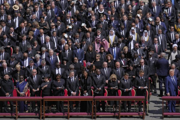 RichardMccrar20's tweet photo. @carlbildt Hey dumbass, show the whole crowd.  Imagine that, more blue suits.  Fucking moron. https://t.co/4cOBrG5Heo
