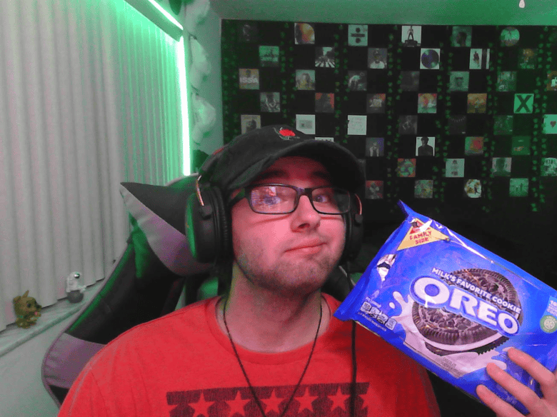 FasifyTV's tweet photo. Day 43 of asking @Oreo to sponsor the self-proclaimed "King Of Oreos"
#oreo #kingoforeos #oreoking https://t.co/AwNil3EqUt