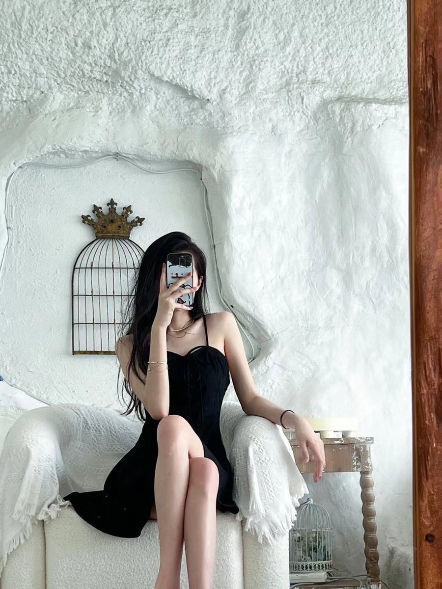昨晚老公从老家回来，上床后我摸了那里一下，软趴趴的不像憋了一个星期的样子。
我问他是不是找女人了，没想到他急了。
他说这几个晚上都躺在床上看我和别人做爱的视频，刺激得受不了就打了几次手枪。
他还说绿帽老公是最忠诚的，不可能背叛他的女主人，如果能让他旁观一次，他的人生就圆满了绿老公