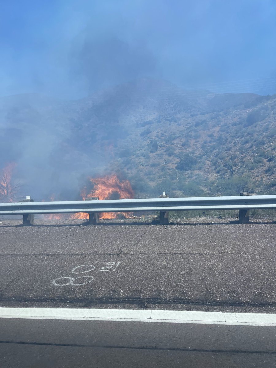 MtnDailyStar's tweet image. Slate Fire: Off SR 87. #SlateFire Update: Crews are responding to the #SlateFire off both sides of State Route 87 between mileposts 228 and 229. One type 3 helicopter has responded, Arizona Department of Transportation (ADOT), one water tender and Five engine crews are on scene.
