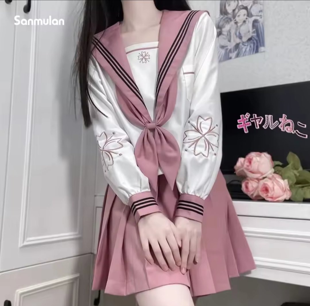 このセーラー服の色、可愛いのに落ち着いててめっちゃ好み(๑♡∀♡๑)❤

…でも、襟がダラっと長いタイプはなんだか萌えないんですよねぇ…残念❗