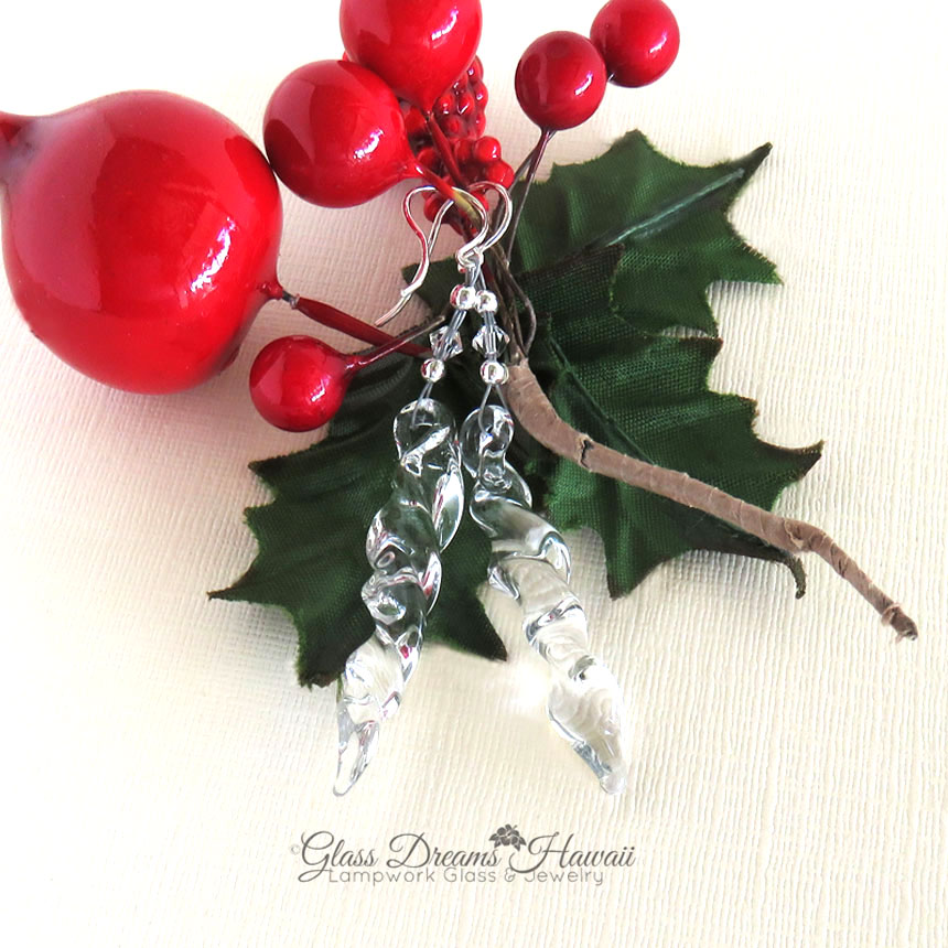 GlassHawaii's tweet image. glassdreamshawaii.etsy.com/listing/554023… Sparkling Glass Icicle Dangle Earrings #handmadelampwork #wintertheme #boroglass #crystalclearicicles #giftideas