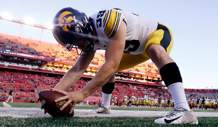 The #Bears will sign free agent K Jonathan Kim as well as LS Luke Elkin.
