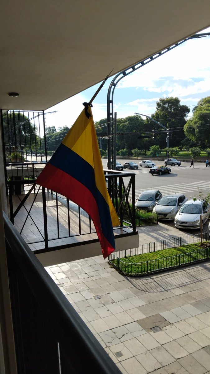 La Embajada y el Consulado de Colombia en Argentina se suman  al homenaje a Su Santidad Francisco desde la patria que lo vio nacer.

Por eso hoy izamos nuestra bandera a media asta como un símbolo del duelo mundial por su triste partida. 

#PapaFrancisco