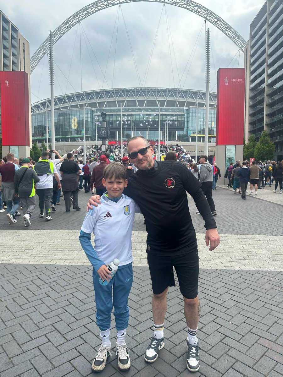 Horrible horrible performance and result but finally got to take Sid to Wembley - that’s what mattered today on the scheme of things ❤️