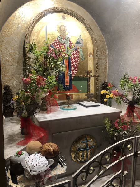 iverdnepr's tweet image. Что такое артос?
Артос (с греческого так и переводится — «хлеб») — это большая просфора с изображением Воскресения Христова или Креста, которая освещается в день Пасхи, а затем хранится в храме всю Светлую седмицу (неделю после Пасхи). 
#iver #dnepr #Артос