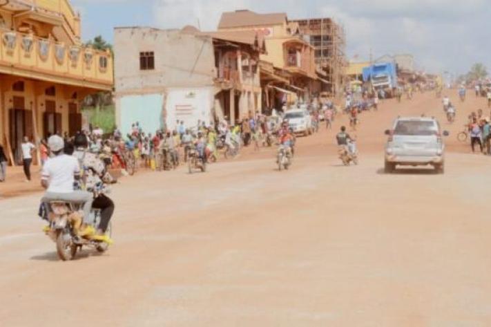 mediacongo's tweet photo. #HautUéle: Après une journée ville morte observée mardi 22 avril dernier pour dénoncer la multiplication des attaques à main armée, des cambriolages et des agressions à #Mariminza, #Goria, #Moku, #Wanga et #Ngangazo, les activités économiques ont timidement repris dans le territoire de #Watsa !
https://t.co/YcGVa3KEe2