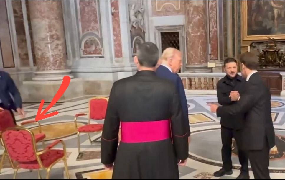 simon77721's tweet photo. Zelensky and Trump in Rome.
It seems that the third chair was originally intended for Macron.
In the video published by the White House, shows the French president approaching Trump and Zelensky ahead of the talks. Trump said something to him, and Macron left. https://t.co/xiWOLq4fc0