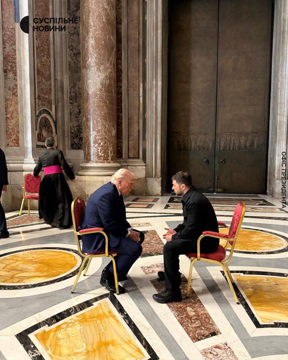 simon77721's tweet photo. Zelensky and Trump in Rome.
It seems that the third chair was originally intended for Macron.
In the video published by the White House, shows the French president approaching Trump and Zelensky ahead of the talks. Trump said something to him, and Macron left. https://t.co/xiWOLq4fc0