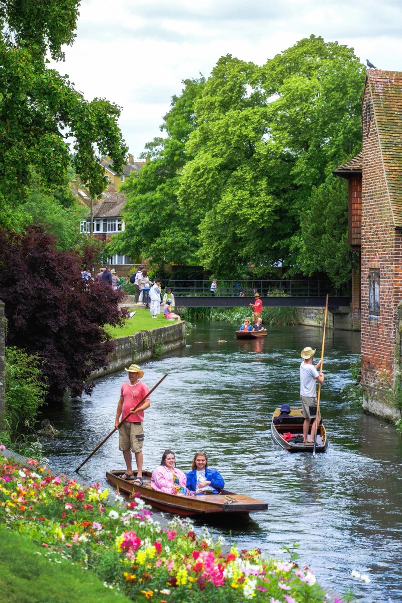 As one of the oldest towns in the UK, it is full of charming colors and a long history. The colorful houses in the town are scattered around💐🚃